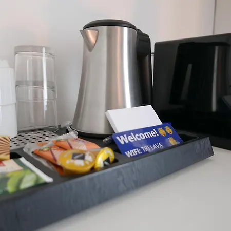 Πανσιόν Tri Lava Luxury Living 4*