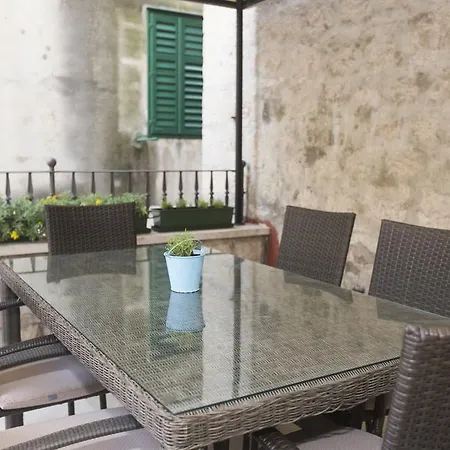 Πανσιόν Tri Lava Luxury Living